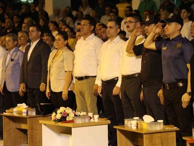 Kozan'da vatandaşlar, 15 Temmuz'un yıldönümünde Türk bayrakları ile meydanlarda