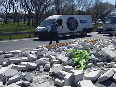 Küçükçekmece’de Gaz Beton Döküldü, Yol Tek Şeride Düştü