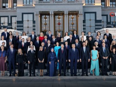 Külliye'de tarihi NATO resepsiyonu: Liderlerle aile fotoğrafı çekildi