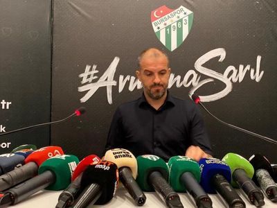 Küme düşen Bursaspor'da Teknik Direktör Mustafa Er, kulüpte yaşanan olayları düzenlediği basın toplantısında anlattı