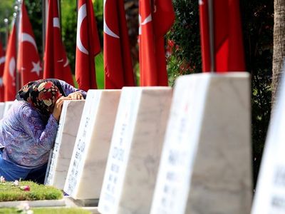 Kurban Bayramı dolayısıyla şehitlikler ziyaretçi akınına uğradı! Duygu dolu anlar yaşandı!