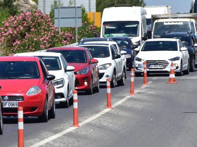 Kurban Bayramı'nda tatil bölgelerine gitmeyi tercih eden vatandaşlar kendilerini yollara attı! Otoyollar yaşanan yoğunluk sebebiyle durma noktasına geldi!