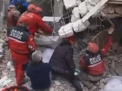 Kurtarma ekibi enkaz altında kaldı! O anlar kameralara yansıdı