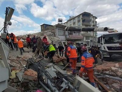 Kusurlu yapım nedeniyle yıkılan binalarla ilgili 4 kişi tutuklandı