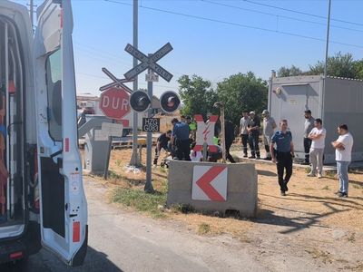Kütahya'da Cep Telefonuyla Konuşan Kadın Trenin Çarpmasıyla Yaralandı
