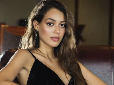 Kütük Evine Su Basan Ünlü Oyuncu Dilan Çiçek Deniz Evsiz Kalınca Otele Yerleşti