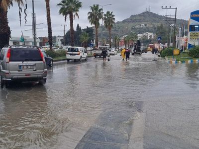 Kuvvetli sağanak Muğla'da hayatı felç etti: Şehirde rögarlar taştı
