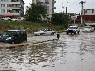 Kuvvetli yağış sonrası şok görüntü: Hatay’da sel yolu ikiye böldü