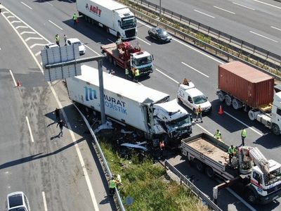 Kuzey Marmara Otoyolunda Korkunç Kaza! Bariyerlere Çarpan Tır Sürücüsü Ağır Yaralandı