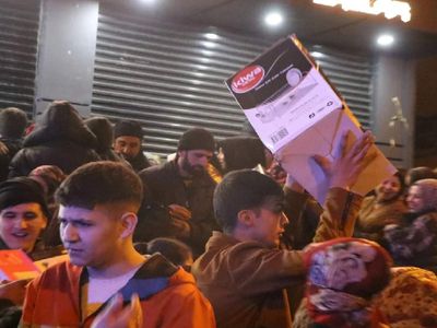 Mağazada gece yarısı izdihamı: Çare elektrik kesmede bulundu