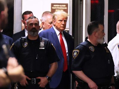 Mahkeme polisinden Trump’a karşı çok konuşulacak davranış: Kapıyı tutmadı