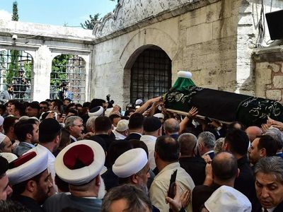 Mahmut Efendi tabutunda neden siyah örtü vardı?  İsmailağa Cemaati lideri Mahmut Efendi’nin tabutu üzerine serilen siyah örtünün sırrı