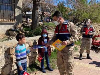 Malatya'da Jandarma Çocuklara 23 Nisan Hediyesi