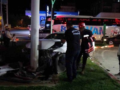 Malatya'da otomobil trambüs direğine çarptı, yaralı sürücü ambulansı terk etti