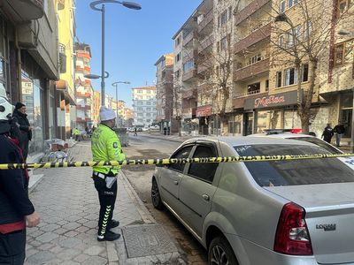 Malatya'da yaşanan deprem sonrası cadde trafiğe kapatıldı