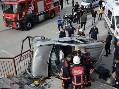 Malatya’daki bir okulun bahçesine araba düştü!
