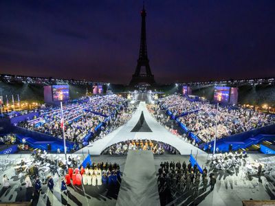 Maliyeti tam 10 milyar euro: Paris Olimpiyatları görsel şölenle başladı