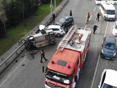 Maltepe'de aşırı hız kazayla sonuçlandı! Olay yeri savaş alanına döndü: 4 aracın karıştığı kazada 5 kişi yaralandı