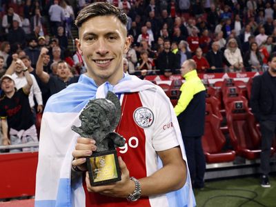 Manchester United Lisandro Martinez'i transfer ettiğini duyurdu!