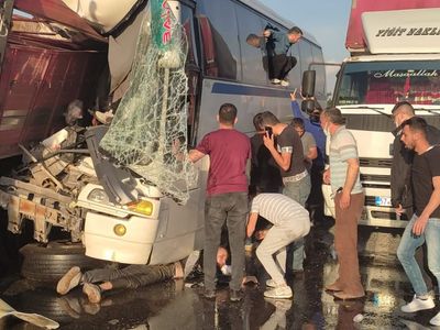 Manisa'da korkunç kaza! İşçi servisi ve tır resmen birbirine girdi