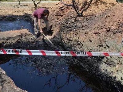 Manisa'da çiftçilik yapan bir kişi siyah bir sıvı keşfetti! TPAO yetkilileri önek numuneler aldı!