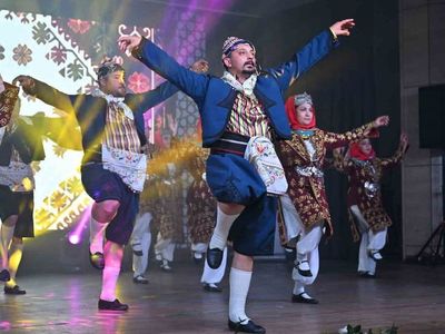 Manisa'da halk dansları gala gecesi büyük ilgi gördü