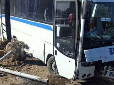 Manisa’da Kavşakta Otomobil İle İşçi Servisinin Çarpışması Sonucu 3 Kişi Yaralandı