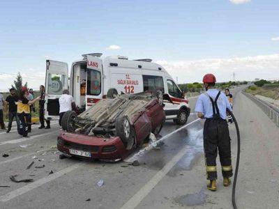 Manisa’da korkunç kaza: İşçi servisi otomobile çarptı 17 kişi yaralandı