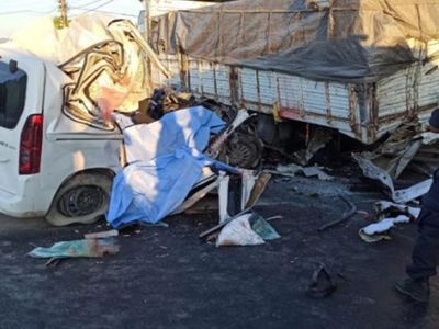 Manisa’da korkunç kaza: Ticari araç emniyet şeridindeki kamyona çarptı! 4 ölü, 3 ağır yaralı var