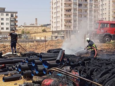 Mardin'de Plastik Boru Depolama Alanında Yangın Kontrol Altına Alındı