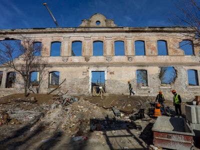 Mariupol yeniden inşa ediliyor: Savaşın harabeye çevirdiği kentteki restorasyon çalışmaları hız kesmiyor
