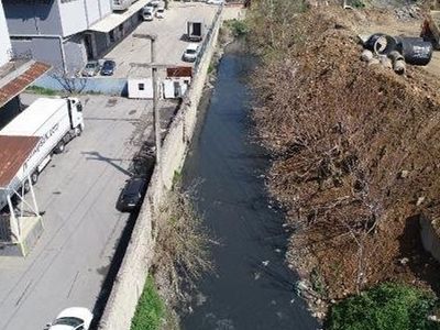 Marmara Denizi'ne akan derenin rengi görenleri şaşırtıyor! İstanbul'da 4 ilçeye uyarı yapıldı