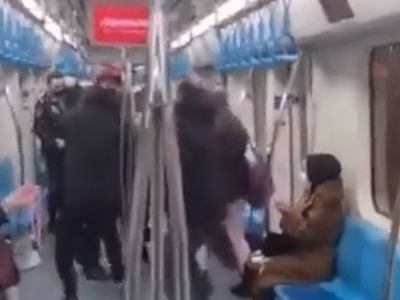 Marmaray'da akılalmaz kavga,  yumruklar havada uçuştu: 'Terbiyesizlik yapmayın, neden sevişiyorsunuz'