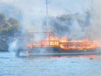 Marmaris açıklarında gezi teknesi alev aldı: 14 kişi yaralandı