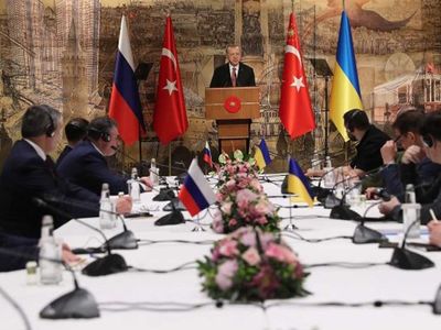 Masaya davet edilen değil masa kuran Türkiye: Başkan Erdoğan Rusya ve Ukrayna heyetleri tarafından ayakta alkışlandı