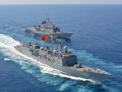 Mavi vatanda sahne artık onlarda: Cin şişeden çıktı