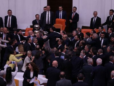 Meclis’te Yemin Öncesi Skandal Kavga! Yumruklar Konuştu, Ortalık Karıştı