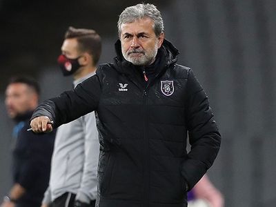 Medipol Başakşehir Aykut Kocaman'ın İstifasını Kabul Etti!