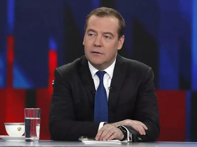 Medvedev'den Macron'a ironik yanıt: Korkudan Grönland'dan vazgeçecekler