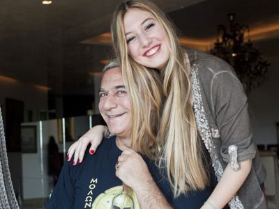 Mehmet Ali Erbil’in Kızı Yasmin Dekoltesiyle Mest Etti