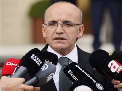 Mehmet Şimşek’ten istifa iddialarına tek kelimelik yanıt: Uydurmuşlar