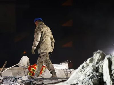 Mehmetçik deprem bölgesinde halka güven veriyor