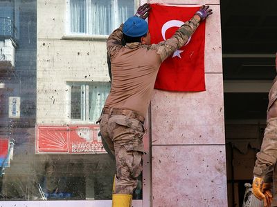 Mehmetçik’in Bayrak Sevgisi: Çamurun İçinden Çekip Aldı!