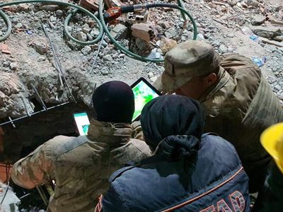 Mehmetçikten yürek ısıtan görüntüler: 10 yaşındaki kız 147. saatte kurtarıldı