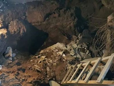 Meksikalı genç evinde uyuduğu esnada 3 metrelik çukura düştü!