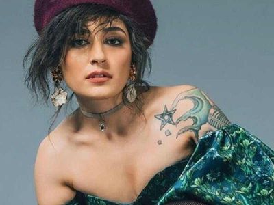 Melek Mosso'nun çok konuşulan el hareketi nedir? Melek Mosso'nun konserde tepki gören konuşması