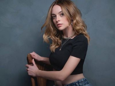 Melis Sezen Ödül Töreni'ndeki Göğüs Dekoltesiyle Sosyal Medyayı Salladı!