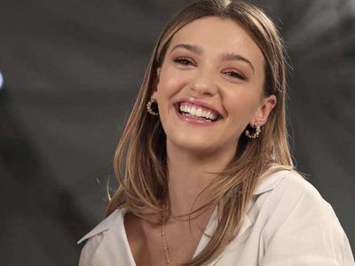 Melisa Döngel'in derin bacak dekolteli pozlarına övgüler yağdı!