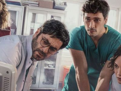 Merakla beklenen Kasaba Doktoru dizisinin galasına ilgi büyük oldu