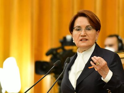 Meral Akşener Kürsü'ye Kebapçı Çıkardı!
